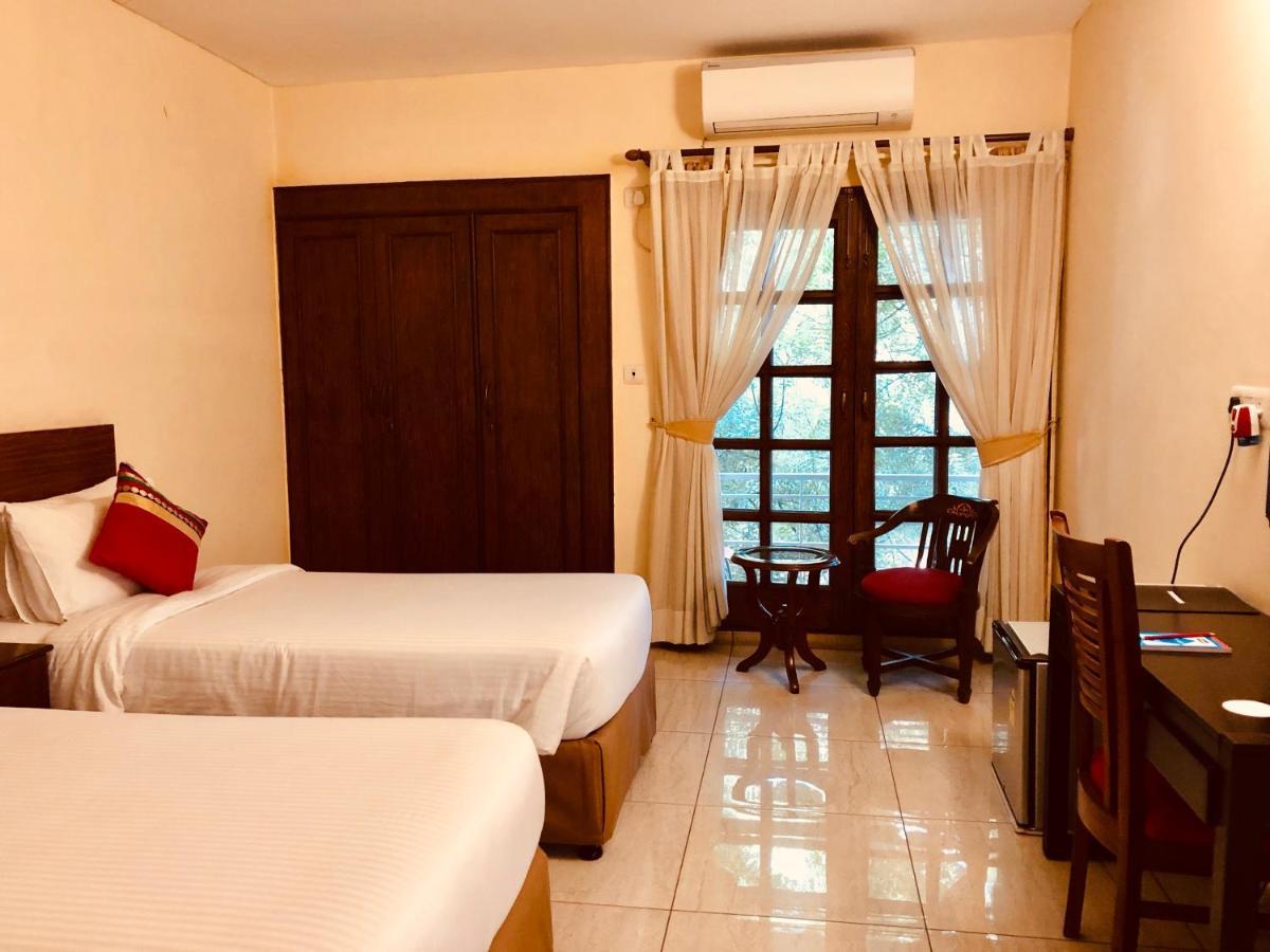 The Neem Bed & Breakfast Ню Делхи Екстериор снимка