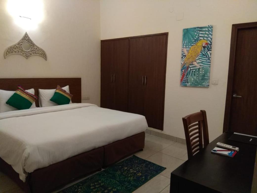 The Neem Bed & Breakfast Ню Делхи Екстериор снимка