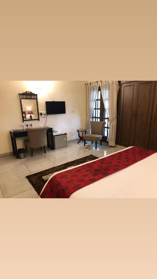 The Neem Bed & Breakfast Ню Делхи Екстериор снимка